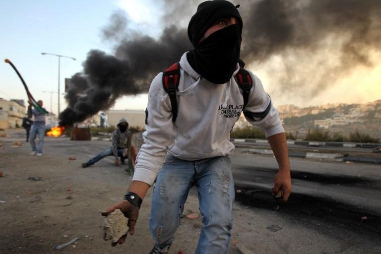 Palestinos em conflito com ex&eacute;rcito israelense na Faixa de Gaza