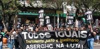 Trabalhadores pedem isonomia em protesto nas proximidades dos hospitais do GHC, na zona norte de Porto Alegre