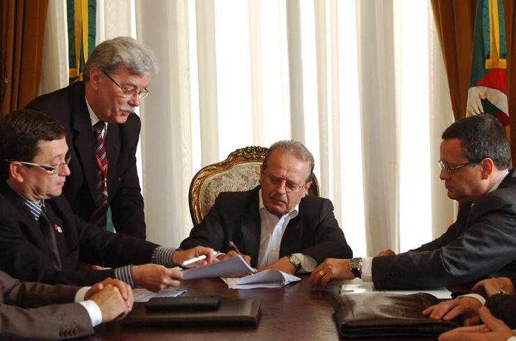 Governador Tarso Genro assina contrato para obras na &aacute;rea de energia el&eacute;trica na regi&atilde;o Metropolitana