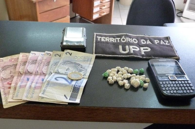 Policiais encontraram dinheiro e balan&ccedil;a de precis&atilde;o com o suspeito