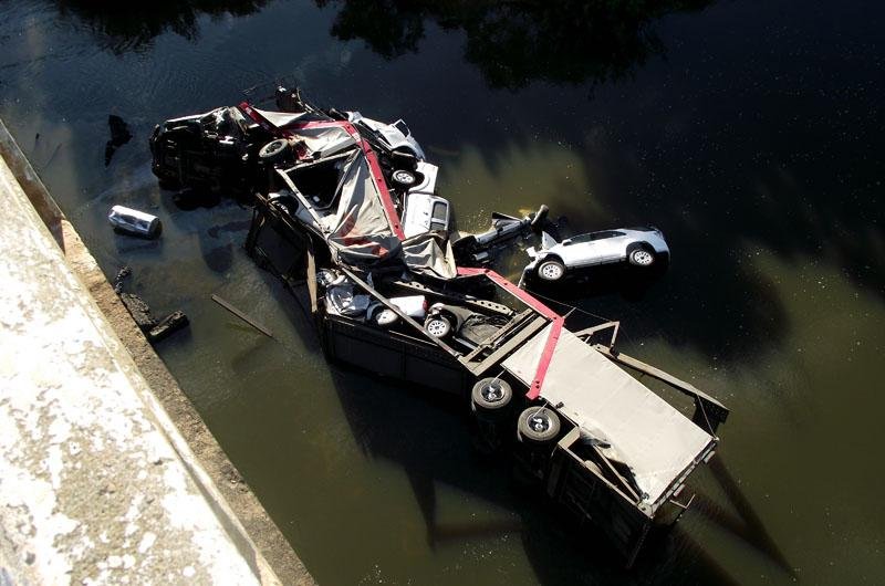 Condutor de 35 anos sobreviveu e foi resgatado por pescadores