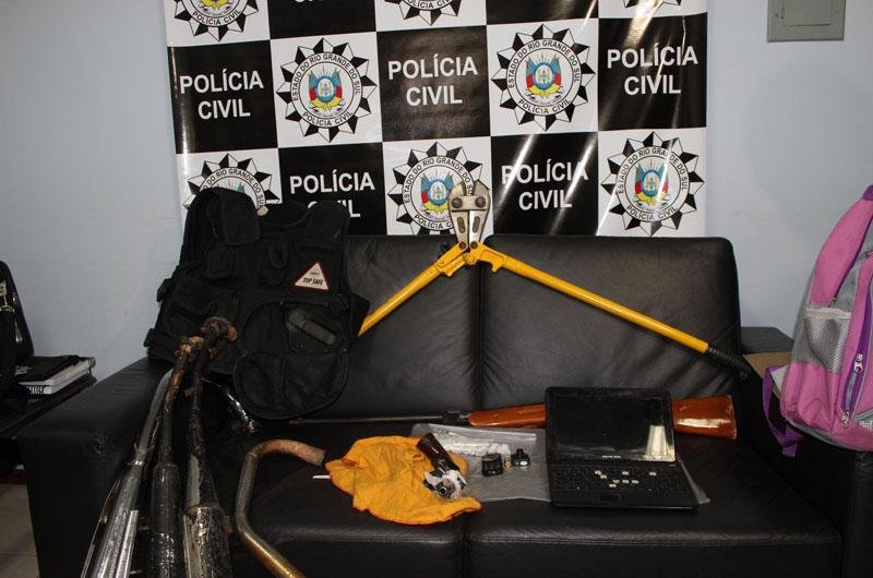 Foram apreendidos um rev&oacute;lver 38, uma pistola 380 e uma espingarda calibre 12, al&eacute;m de coca&iacute;na, crack e maconha