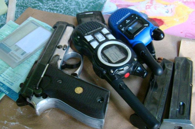 Uma pistola calibre 380 e dois ve&iacute;culos foram apreendidos pelos policiais