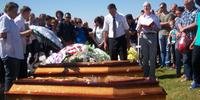 Familiares e amigos acompanharam sepultamento de vítimas