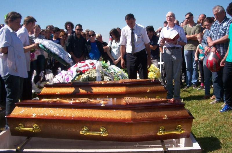 Familiares e amigos acompanharam sepultamento de v&iacute;timas