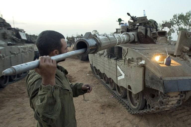 Soldado israelense prepara tanque pr&oacute;ximo &agrave; Faixa de Gaza