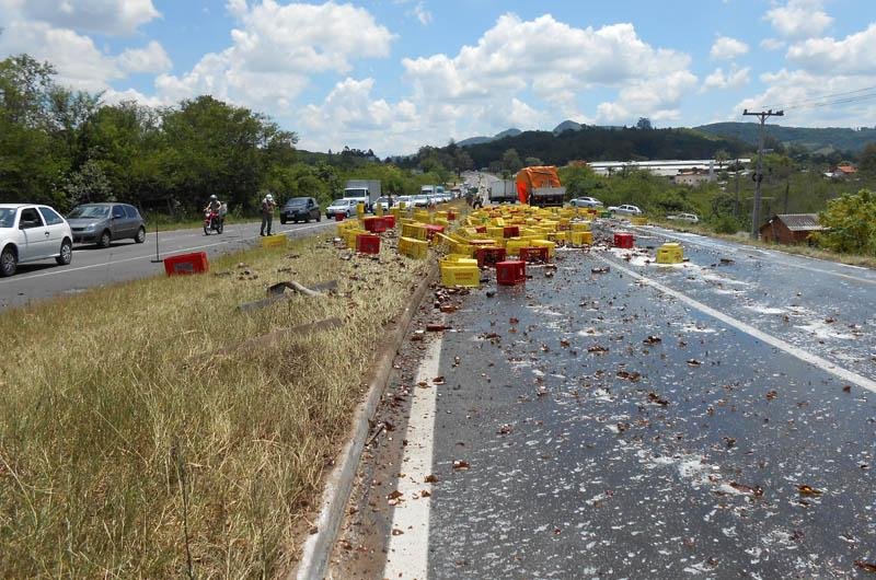 Carga ficou espalhada sobre a rodovia