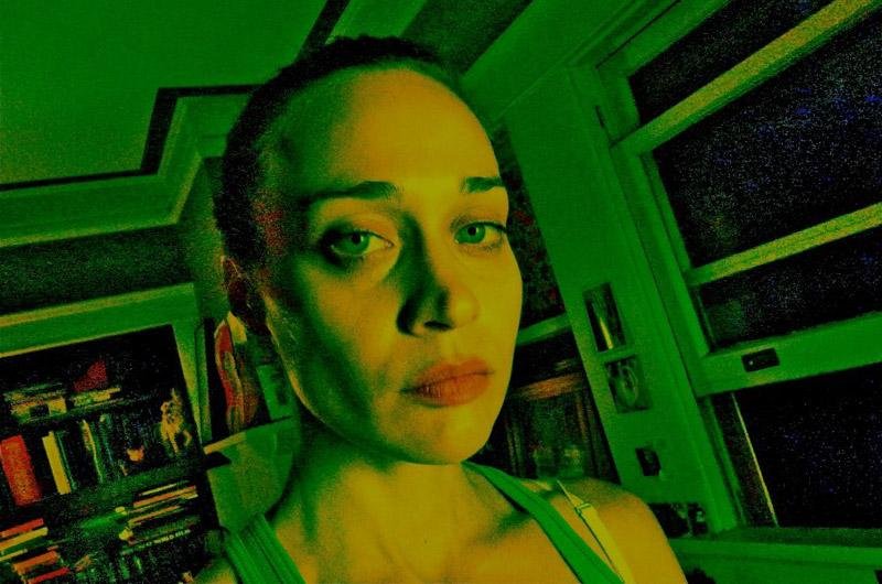 Fiona Apple cancela shows para ficar com a cachorra doente