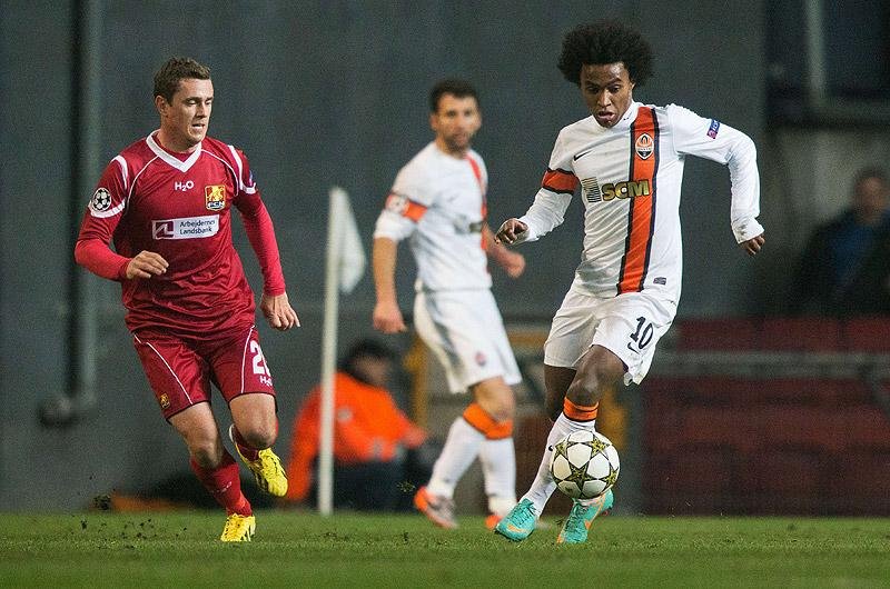 Shaktar Donetsk vence com tr&ecirc;s gols de Luiz Adriano e garante classifica&ccedil;&atilde;o