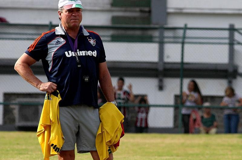 Fluminense anuncia renova&ccedil;&atilde;o com Abel Braga