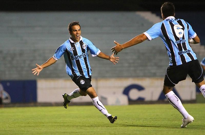 Wangler marcou dois gols e participou de outro na vit&oacute;ria por 4 a 1