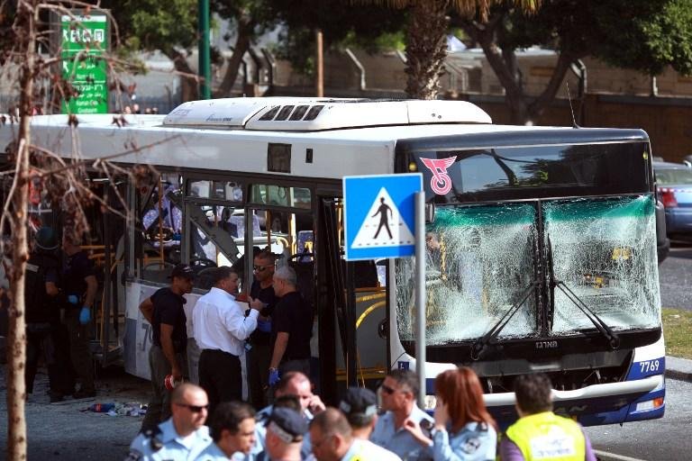 &Ocirc;nibus explodiu em Tel Aviv, deixando pelo menos 17 feridos
