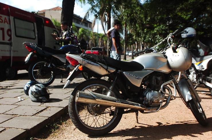 Dez acidentes com moto na manh&atilde; desta quarta-feira na Capital deixaram 12 pessoas feridas