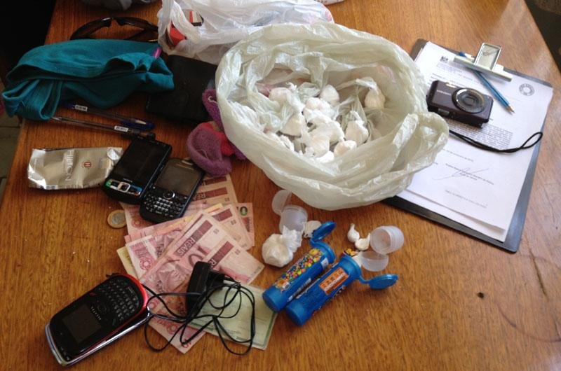 Foram encontradas 12 buchas de coca&iacute;na na casa do supeito