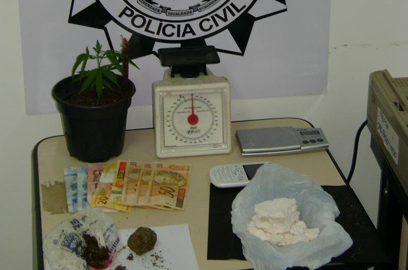 M&atilde;e e filho s&atilde;o presos com p&eacute; de maconha em casa