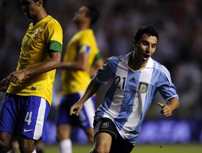Durval (&agrave; esquerda) foi elogiado por Mano Menezes na partida contra a Argentina