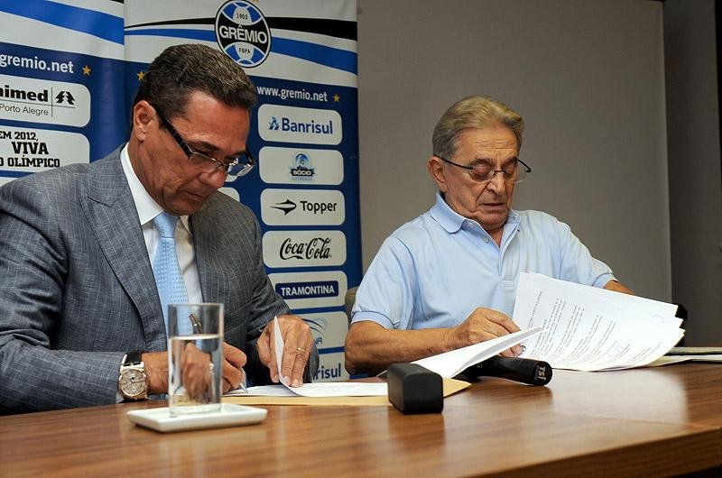 Luxemburgo se esquiva de falar sobre Robinho: &quotVou ficar devendo"