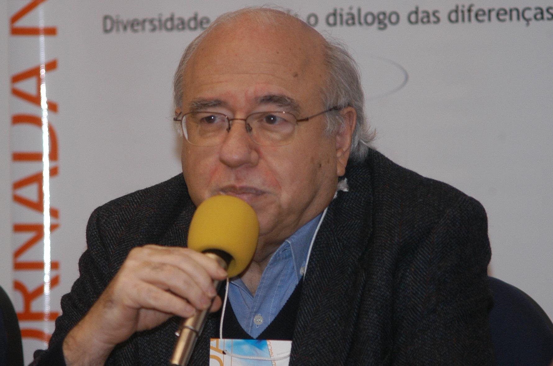 Escritor est&aacute; internado em hospital de Porto Alegre com  Influenza A