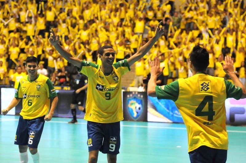 Douglas estreou com gol 