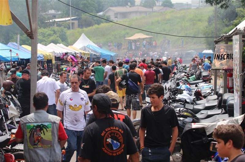 Evento re&uacute;ne milhares de f&atilde;s de motos em Encantado