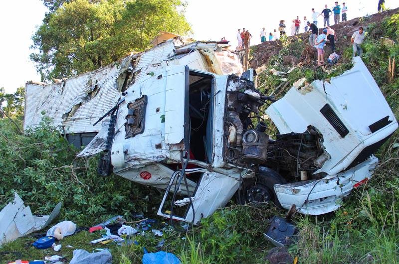 Caminh&atilde;o carregado com franco congelado tombou na pista e caiu em uma ribanceira