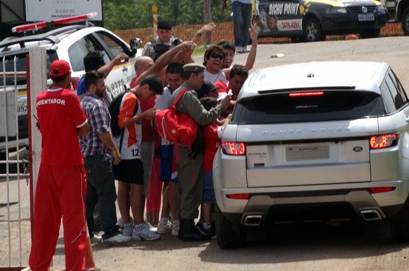 Alvo de protestos, D&acute;Alessandro concedeu aut&oacute;grafos depois do treino