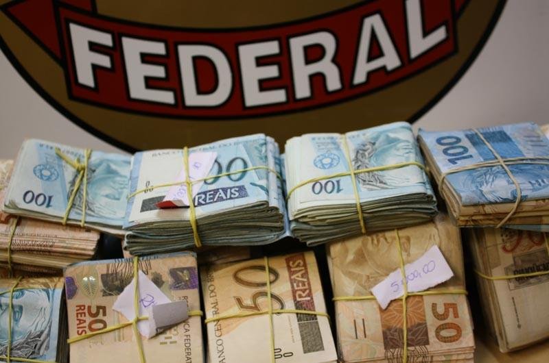Dinheiro e droga foram apreendidos em opera&ccedil;&atilde;o da Pol&iacute;cia Federal