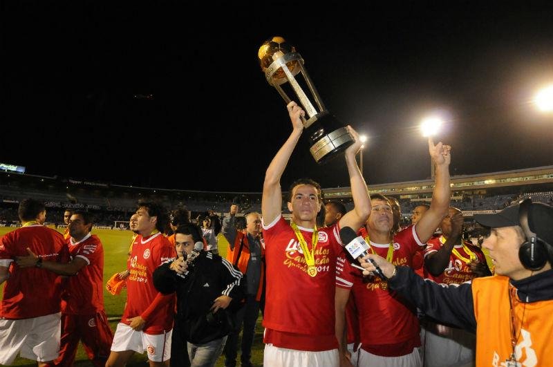 Leandro Dami&atilde;o levanta a ta&ccedil;a do Gauch&atilde;o de 2011, a &uacute;ltima do est&aacute;dio Ol&iacute;mpico