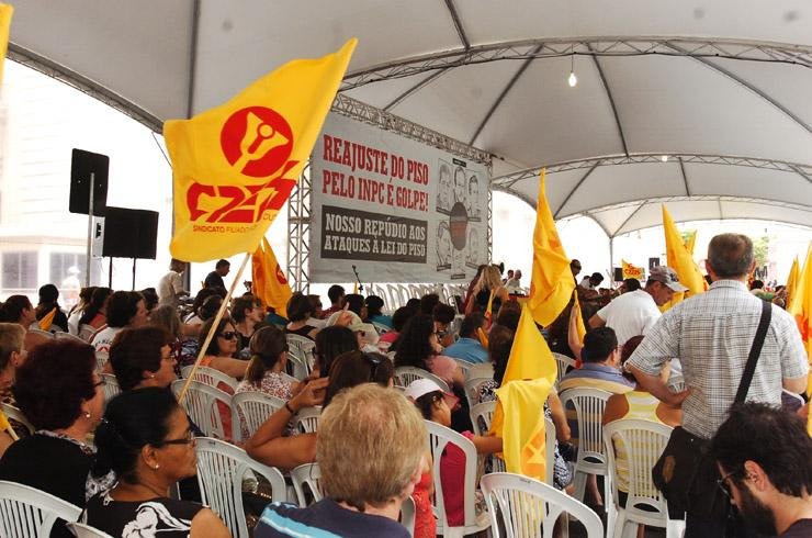 Cpers realizou uma assembleia na Pra&ccedil;a da Matriz, em frente &agrave; sede do Executivo estadual