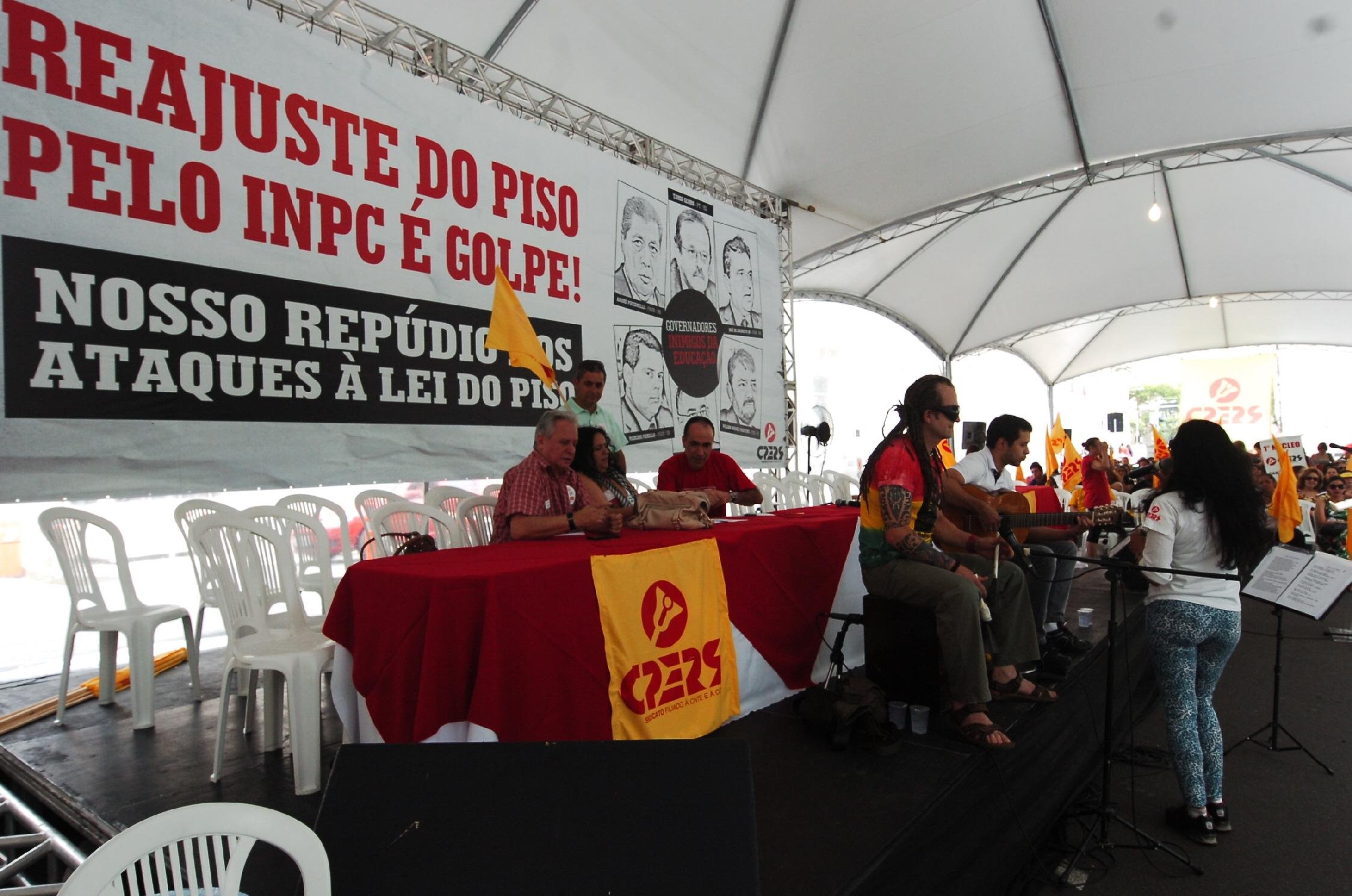 Cpers fez manifesta&ccedil;&atilde;o em frente ao Piratini