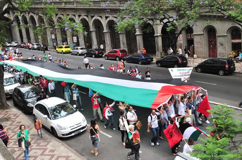 Marcha pelo estado palestino re&uacute;ne 6 mil pessoas em Porto Alegre