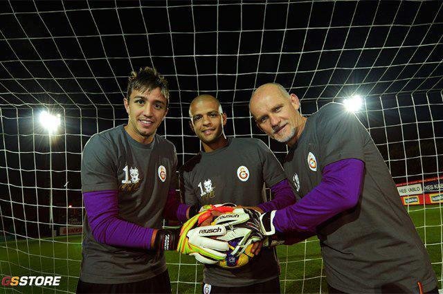 Galatasaray lan&ccedil;a camisa de goleiro para Felipe Melo 