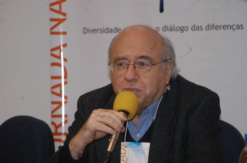Luis Fernando Verissimo est&aacute; melhorando, mas ainda n&atilde;o h&aacute; previs&atilde;o de alta