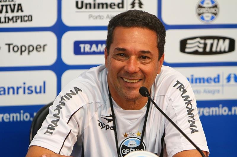 T&eacute;cnico admitiu que grupo do Gr&ecirc;mio est&aacute; ansioso com cl&aacute;ssico, mas pregou controle