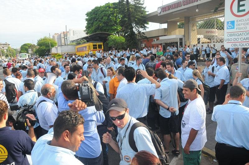 Carris vai cortar ponto de grevistas e contratar funcion&aacute;rios tempor&aacute;rios 
