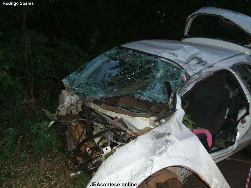Motorista morre ao colidir carro contra &aacute;rvore em Ibirub&aacute;