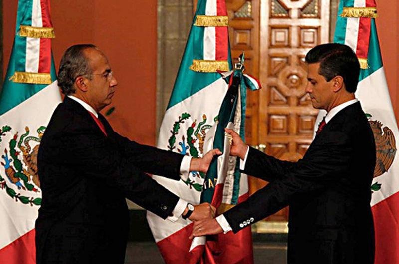 Calder&oacute;n entrega o poder a novo presidente do M&eacute;xico, Enrique Pe&ntilde;a Nieto