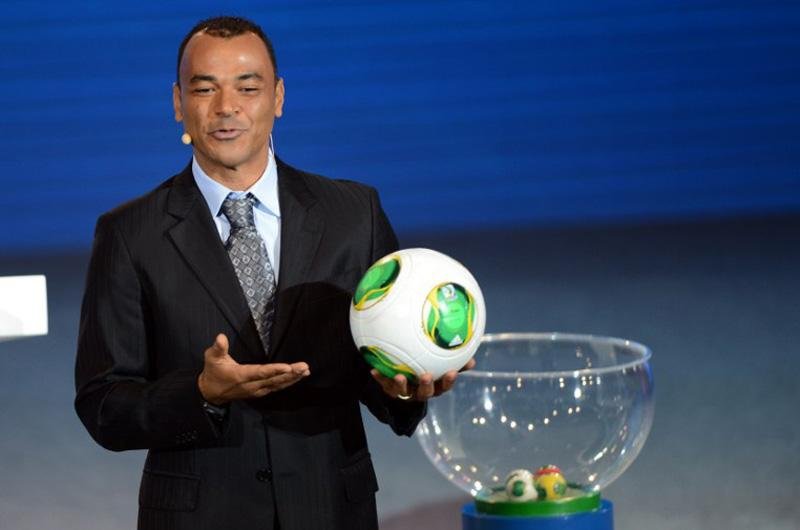 Cafu apresentou a bola durante sorteio dos grupos 