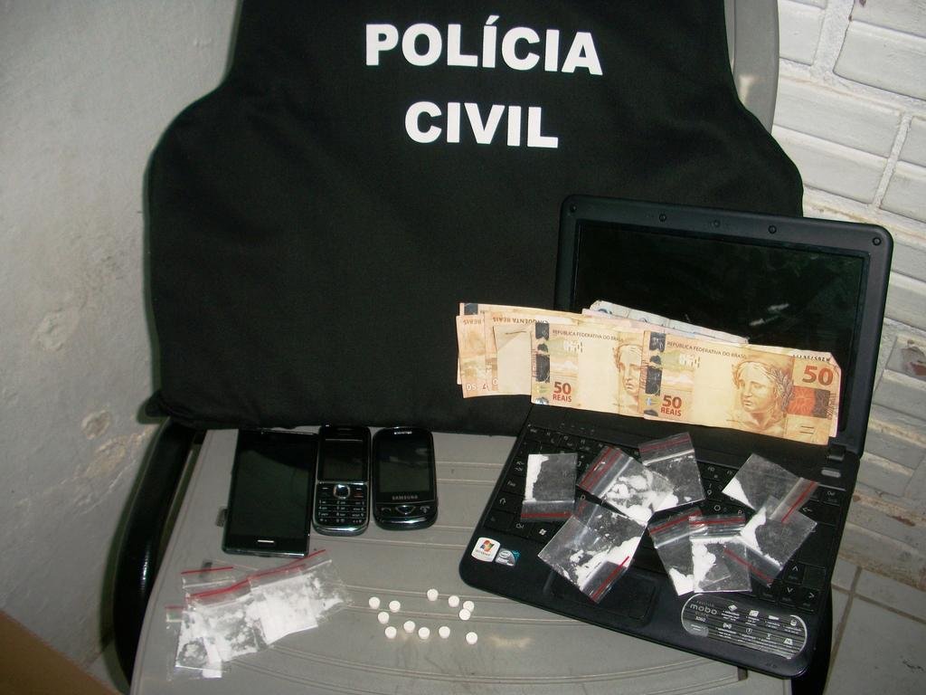 Pol&iacute;cia apreendeu ecstasy, R$ 600, note e celulares