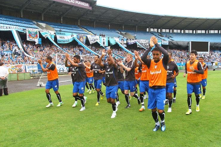 Jogadores do Gr&ecirc;mio agradecem apoio da torcida no &uacute;ltimo treino antes do Gre-Nal