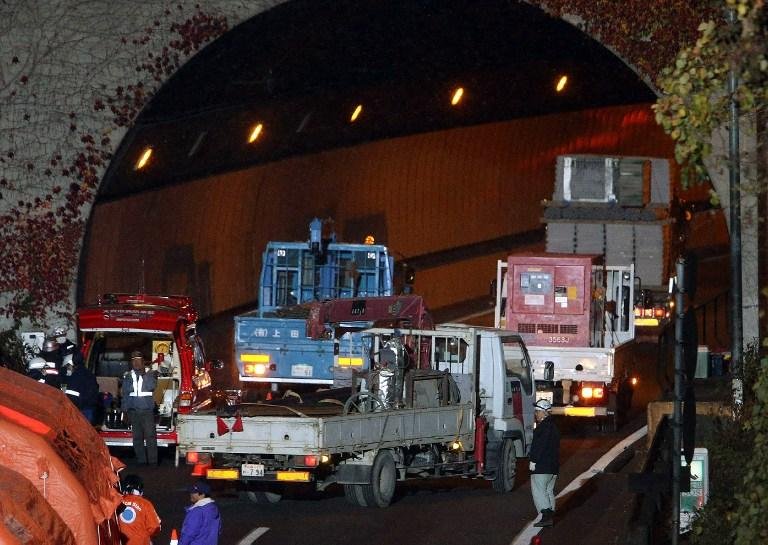Autoridades trabalham para localizar v&iacute;timas e retirar carros do t&uacute;nel