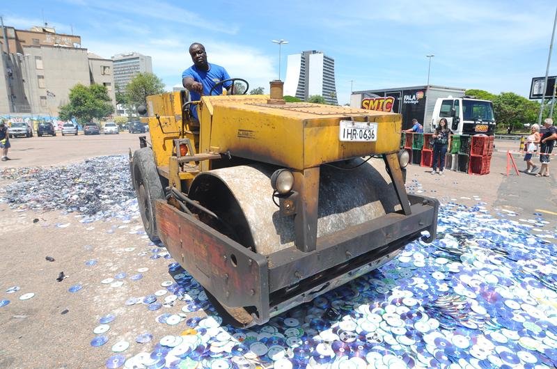Smic destruiu diversos CDs, DVDs e produtos pirateados na Capital