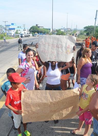 Grupo formado por cerca de 70 pessoas protesta a falta de luz que ocorre desde domingo