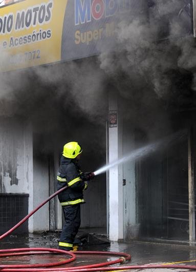 Bombeiros mobilizaram sete viaturas e usaram cerca de 60 mil litros de &aacute;gua para combater as chamas 