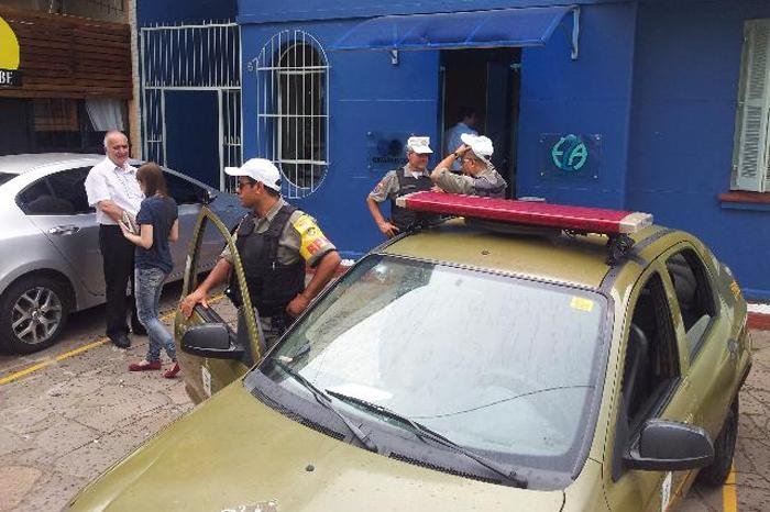 Dupla invade escrit&oacute;rio e rende 15 para roubar pertences em Porto Alegre