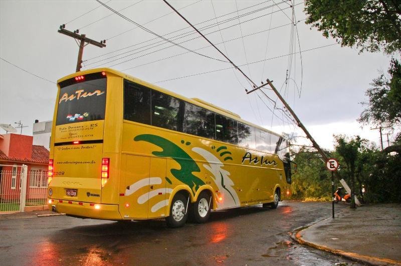 Poste foi derrubado sobre um &ocirc;nibus com estudantes