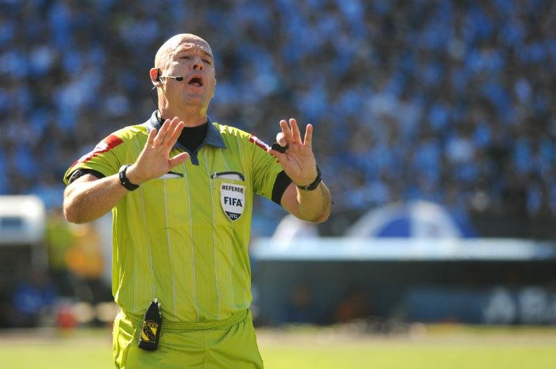H&eacute;ber Roberto Lopes relatou arremesso de bombas contra arbitragem ap&oacute;s o Gre-Nal
