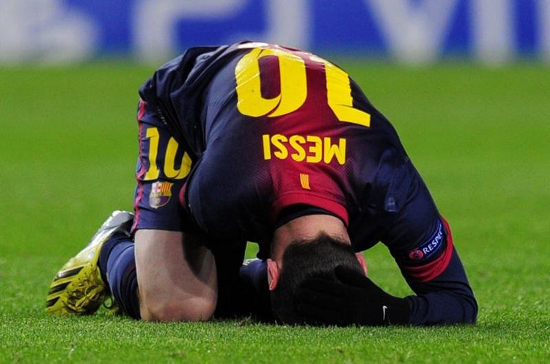 Messi sofre contus&atilde;o no joelho