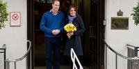 Príncipe William e Kate Middleton foram fotografados em frente ao Hospital King Edward VI