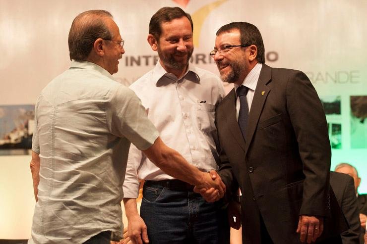 Tarso, o titular da Seinfra Caleb de Oliveira e o novo diretor do Daer, Carlos Eduardo de Campos Vieira